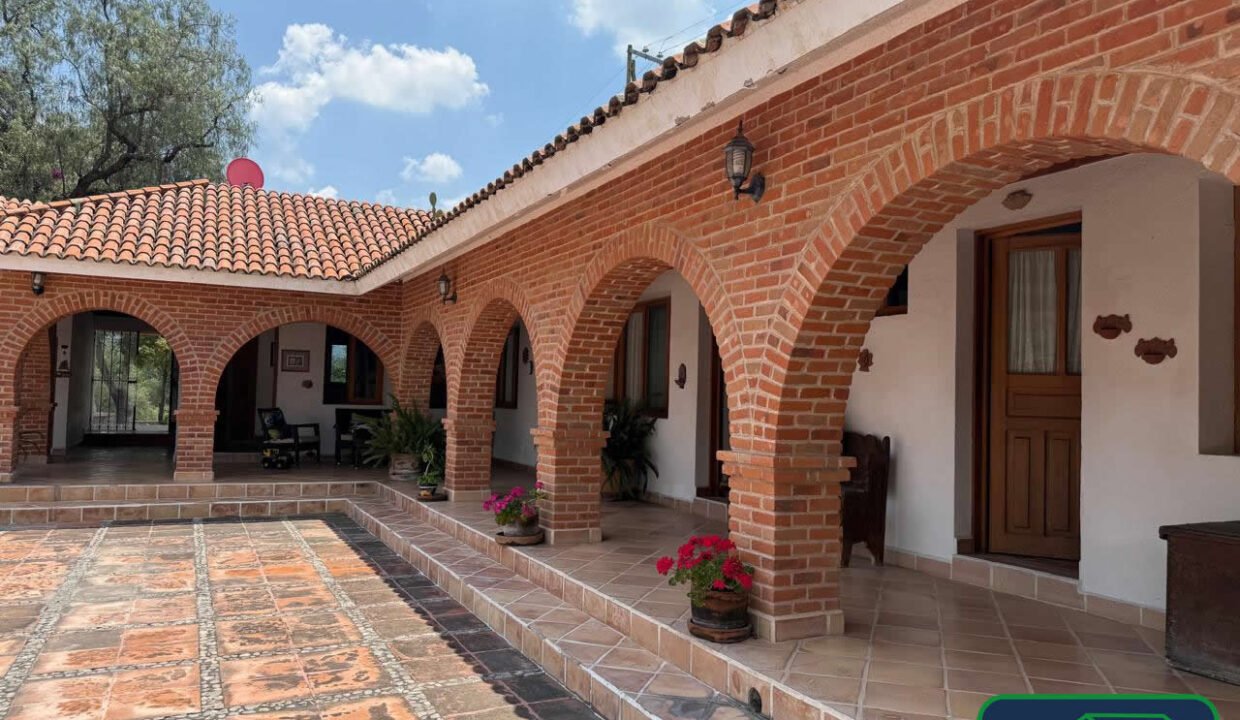 4589828-casa-calzadadelamedialuna-barriodesanjuan-tequisquiapan-venta-catanobienesraices-1