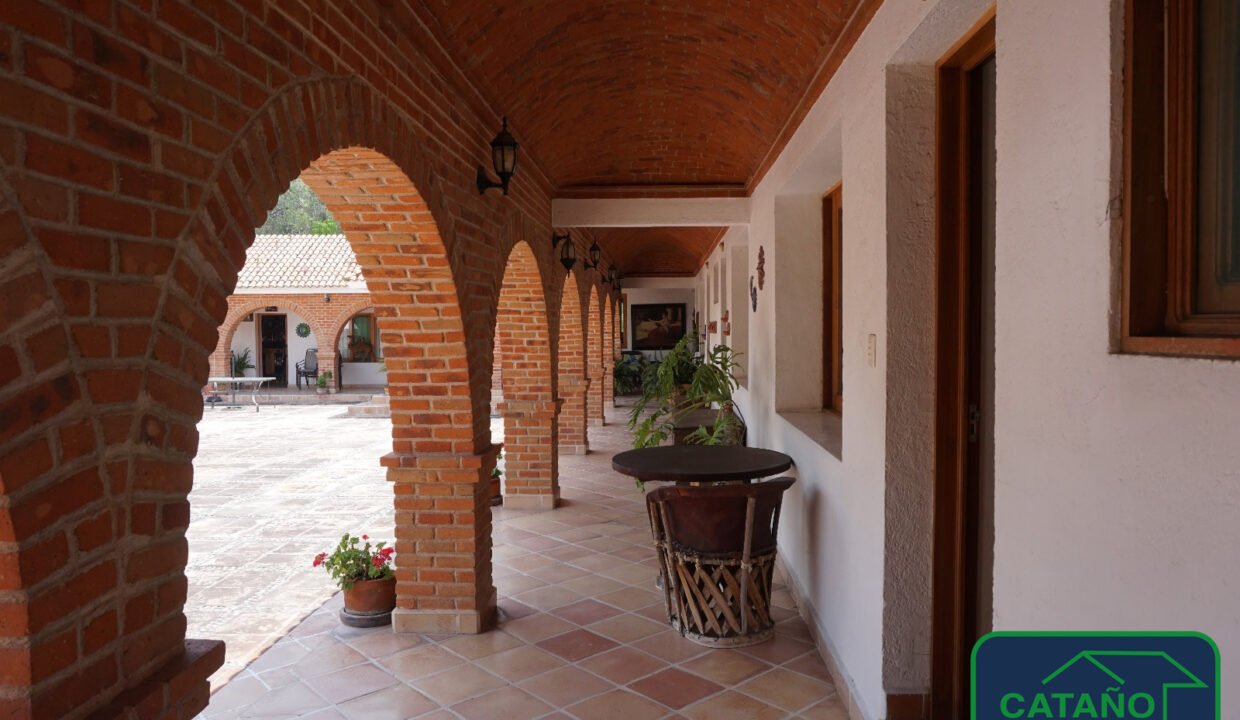 4589828-casa-calzadadelamedialuna-barriodesanjuan-tequisquiapan-venta-catanobienesraices-3